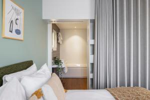 ein Hotelzimmer mit einem Bett und einem Bad in der Unterkunft COVE Centrum in Den Haag