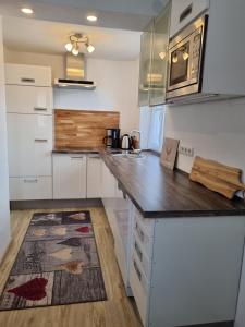 Kuchyň nebo kuchyňský kout v ubytování Ferienwohnung BERGLIEBE