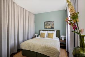 a bedroom with a bed in a room at COVE Centrum in The Hague +27 photos