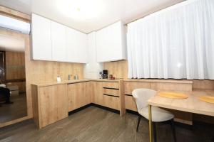 加拉茨的住宿－Fly Central Park 2，厨房配有木制橱柜和桌椅