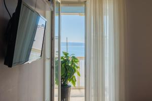 una porta scorrevole in vetro con vista sull'oceano di Seaview Znjan apartment a Spalato (Split)