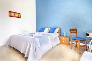 - une chambre avec un lit, une table et une chaise dans l'établissement Casa Cavour, à Palerme