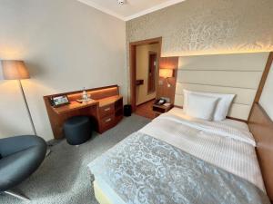 Postel nebo postele na pokoji v ubytování Hotel Oranien Wiesbaden
