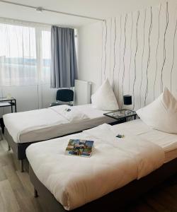 Giường trong phòng chung tại Pro Messe Hotel Hannover