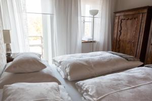 a bedroom with two beds and a window at Winzarei, Weingut Tement in Berghausen