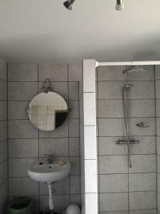 uma casa de banho com um lavatório e um espelho em Pokój przy jeziorze em Wiżajny