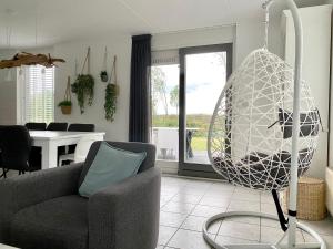 ein Wohnzimmer mit Sofa und Schaukel in der Unterkunft Hello Zeeland - Vakantiehuis Stern 218 in Breskens