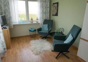 sala de estar con 2 sillas, mesa y ventana en Welcome in Jisp, en Jisp
