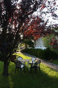 una mesa y sillas bajo un árbol en un patio en Perfect Chalet for Beach Lovers and Golfers, en Somo