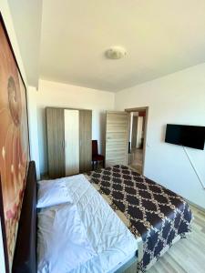 um quarto com uma cama e uma televisão de ecrã plano em Aqua Vista NUBA 5 - Vedere Top la Mare - Summerland em Mamaia