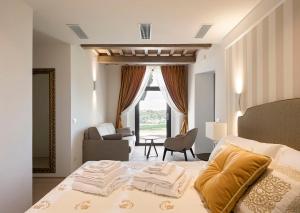 1 dormitorio con 1 cama con 2 toallas en Agriturismo Pensieri di Cavatina en Castelnuovo Berardenga