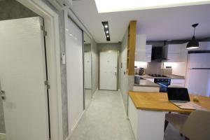 Kuchyň nebo kuchyňský kout v ubytování Sky Garden Suites