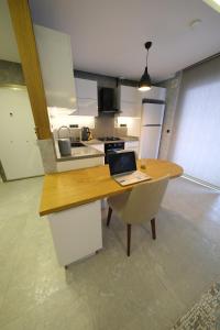 Kuchyň nebo kuchyňský kout v ubytování Sky Garden Suites