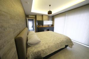 Postel nebo postele na pokoji v ubytování Sky Garden Suites
