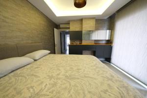 Kuchyň nebo kuchyňský kout v ubytování Sky Garden Suites