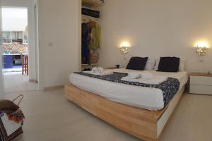 una camera con un grande letto di RgB_Apartments a Lampedusa