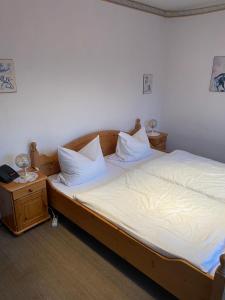En eller flere senge i et værelse på Fischanger Resort