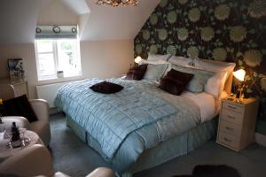 ein Schlafzimmer mit einem großen Bett und einem Stuhl in der Unterkunft Y Garth Luxury Bed and Breakfast in Newport