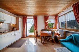 Kuchyňa alebo kuchynka v ubytovaní Masulhof Ferienwohnung Veilchen