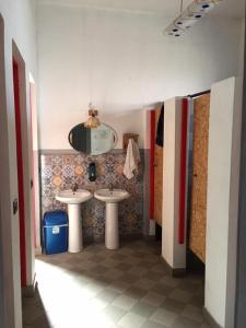 uma casa de banho com dois lavatórios num quarto em Tirana Backpacker Hostel em Tirana