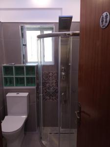 Koupelna v ubytování Agios Georgios - 2 Beds - Sleeps 5 - Free Parking