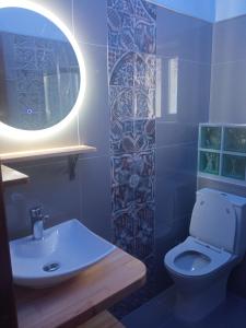 Koupelna v ubytování Agios Georgios - 2 Beds - Sleeps 5 - Free Parking