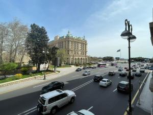 une rue urbaine animée avec des voitures circulant sur une autoroute dans l'établissement Azneft Royal Suite Apartment Sea View, à Baku