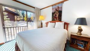 マンモス・レイクスにある2 Bedroom Condos at Mammoth Estates - Near Mammoth Village!のベッドと大きな窓のある寝室