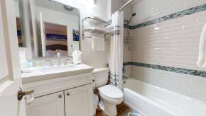 マンモス・レイクスにある2 Bedroom Condos at Mammoth Estates - Near Mammoth Village!のトイレ、洗面台、浴槽を備えたバスルーム +16枚の写真