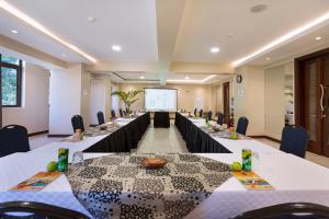 einen Konferenzraum mit einem langen Tisch mit Stühlen und einem Bildschirm in der Unterkunft The Kyaka Hotel in Machakos + 37 Fotos