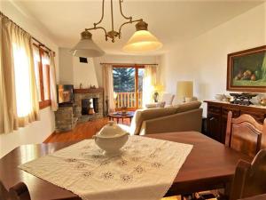 a living room with a table with a vase on it at Amplio apartamento en Puigcerda in Puigcerdà
