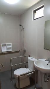 łazienka z toaletą i umywalką w obiekcie Nusantara Hotel Sembalun w mieście Sembalun Lawang