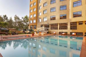 ein großes Schwimmbad vor einem Gebäude in der Unterkunft The Kyaka Hotel in Machakos