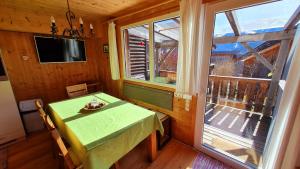 una pequeña mesa verde en una habitación con ventana en Haus Emmy - Urlaub bei Freunden, en Hohentauern