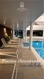 - une rangée de chaises longues à côté de la piscine dans l'établissement Parque Hotel Jean Clevers, à Punta del Este