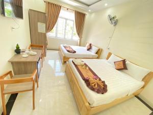Säng eller sängar i ett rum på Hotel Hải Trường