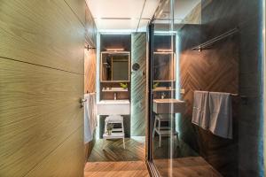 A bathroom at Magdalena Plaza