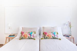 A bed or beds in a room at Magdalena Plaza