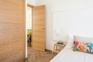 A bed or beds in a room at Magdalena Plaza