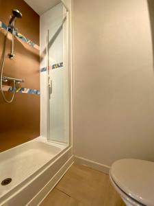 a bathroom with a shower and a toilet at Le Tropical #Confort#Proche Gare in Clermont-Ferrand
