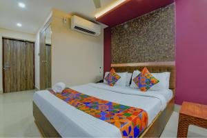 Postel nebo postele na pokoji v ubytování FabHotel Middleton Desire - Nr Niladri Vihar Square