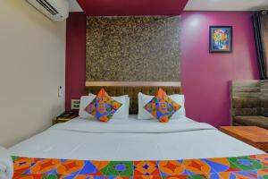 Postel nebo postele na pokoji v ubytování FabHotel Middleton Desire - Nr Niladri Vihar Square