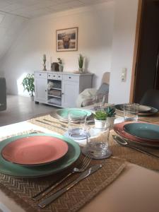 een tafel met borden en glazen erop bij Ferienwohnung Brehm in Bad Staffelstein