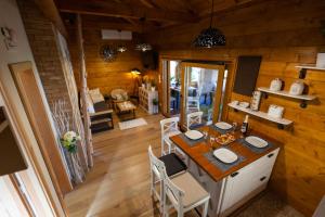 eine Küche und ein Esszimmer mit einem Tisch und Stühlen in der Unterkunft Kuća za odmor Avantura in Vukovo Brdo