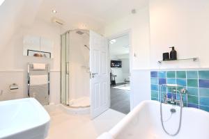 Ένα μπάνιο στο Waterloo Hub Residences