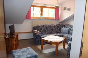 a living room with a couch and a table at Ferienwohnung Zweng in Pfronten