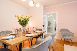 - une salle à manger avec une table et des chaises en bois dans l'établissement Crystal House - LoftAffair Collection, à Cracovie
