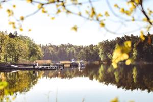 諾爾泰利耶的住宿－Marholmen Stugby，享有湖泊美景,设有码头