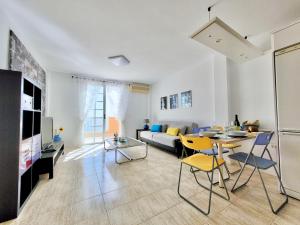 sala de estar con sofá, mesa y sillas en Playa Arena Apartment en Araya