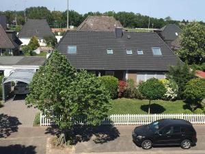 a black car parked in front of a house at Haus-Encore-Wohnung-2 in Büsum